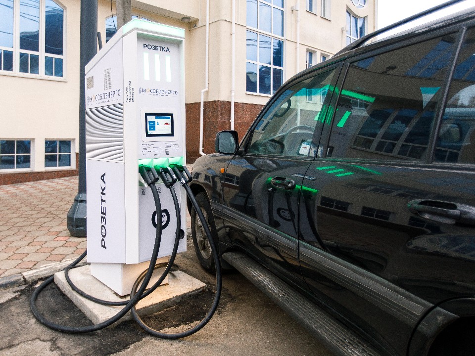 Зарядная сеть растет: 130 быстрых станций для электромобилей ввели в Подмосковье