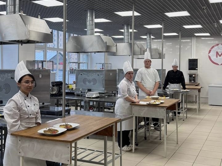 В Воскресенском колледже определили лучших поваров на кулинарном конкурсе