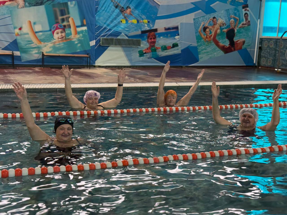 Плавание как эликсир молодости: пенсионеры укрепляют здоровье в бассейне