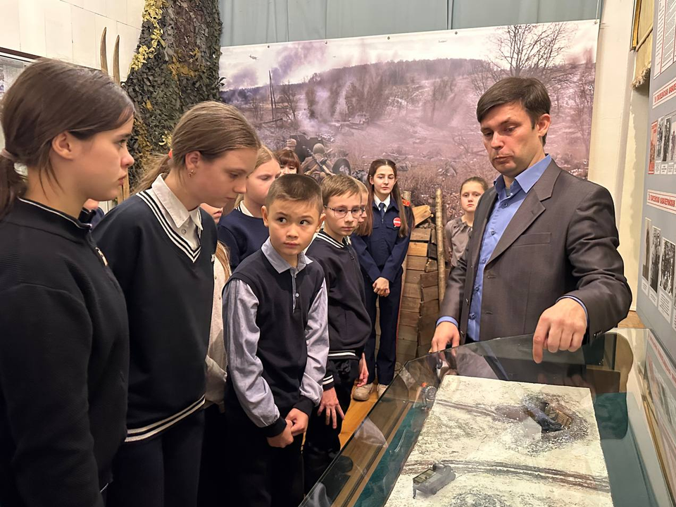 Автор диорам провел экскурсию на вернисаже в Каширском краеведческом музее