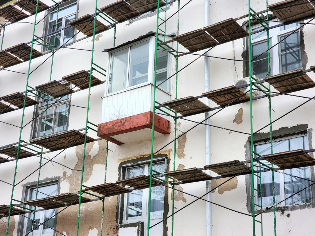 В центре Солнечногорска начался капитальный ремонт фасада дома № 7/16