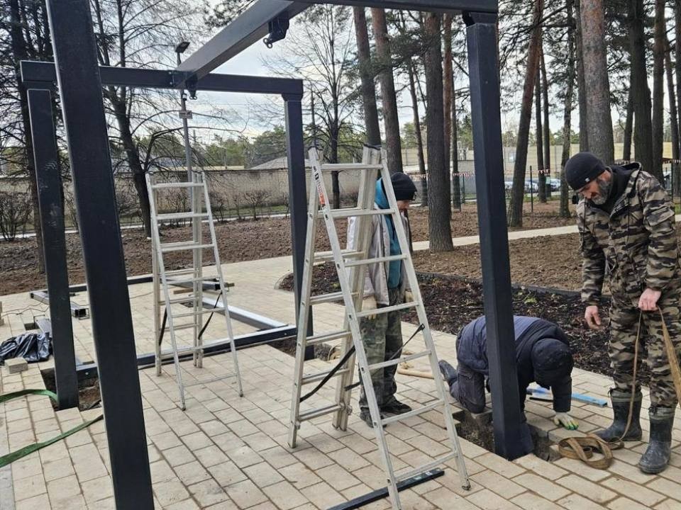 В сквере станции «Отдых» в Жуковском устанавливают качели