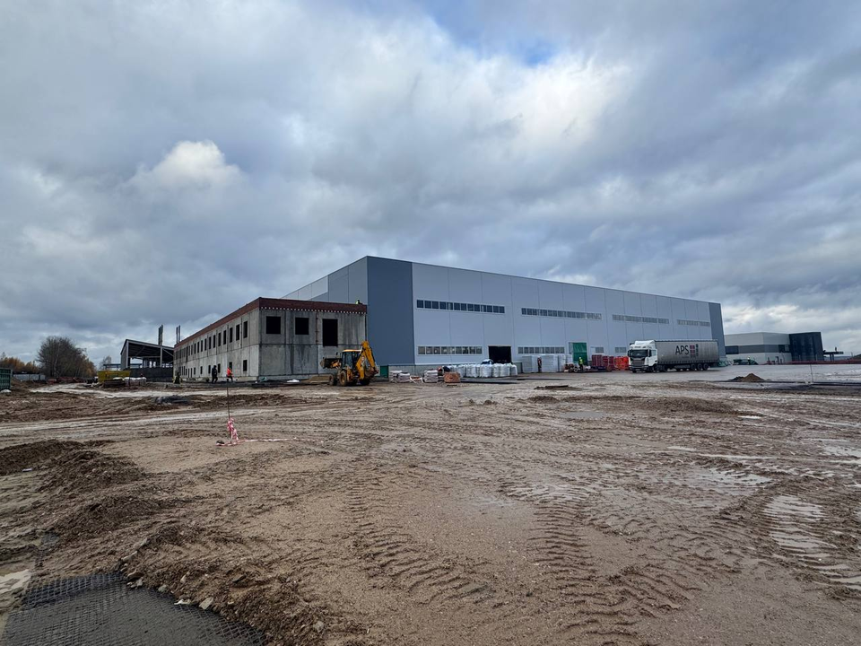 На стройплощадке завода в Кашире монтируется производственное оборудование