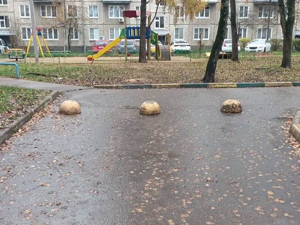 Парковочную полусферу вернули на место во дворе в Пушкино