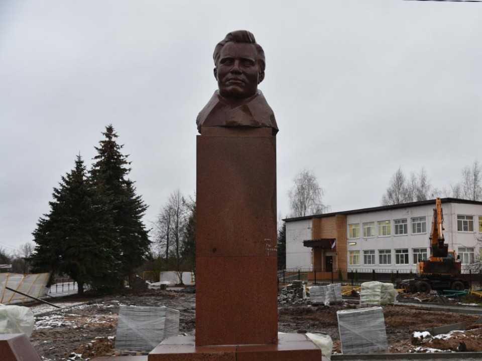 От пустыря к площади: в поселке Кировский кладут плитку и готовят памятник к обновлению