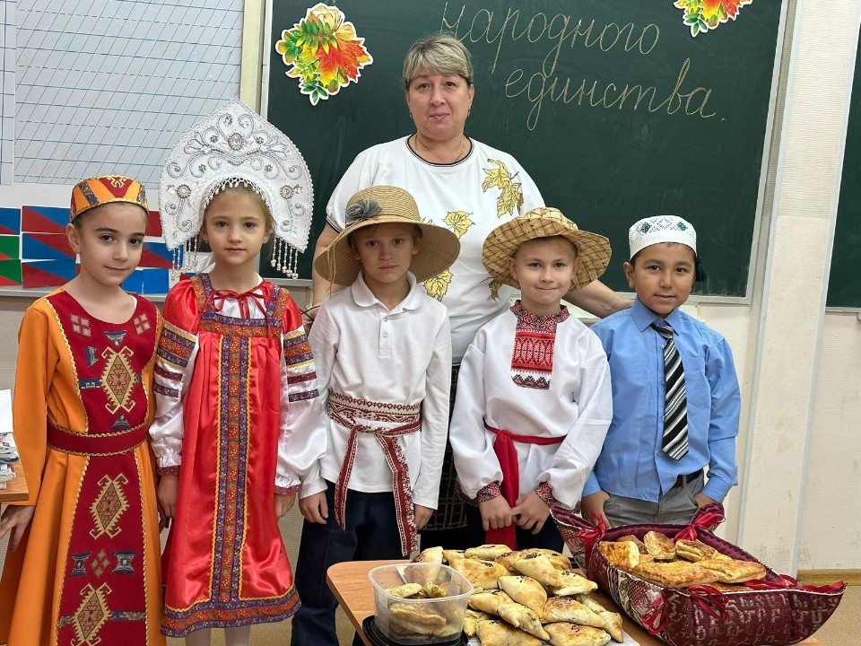 Хороводы, дегустации и поддержка защитников Родины: в подмосковных школах и колледжах отметили День народного единства