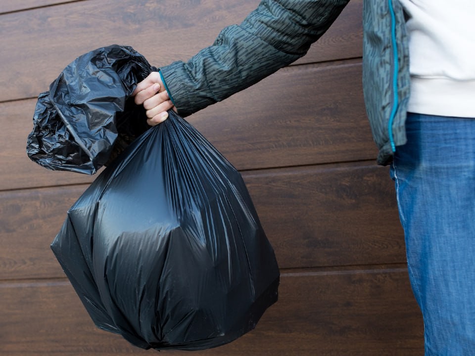 В Дрожжине авто закидали мусорными пакетами