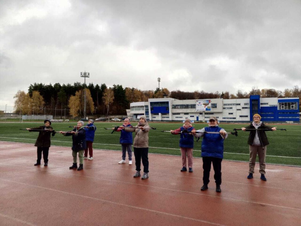 Стало известно, зачем пенсионеры Ленинского округа собираются вместе по утрам