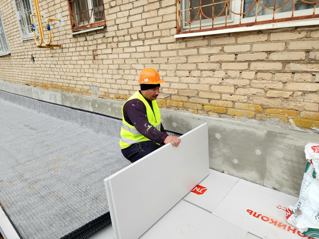 На улице Вертлинской гидроизолируют фундамент дома для защиты от проникновения влаги