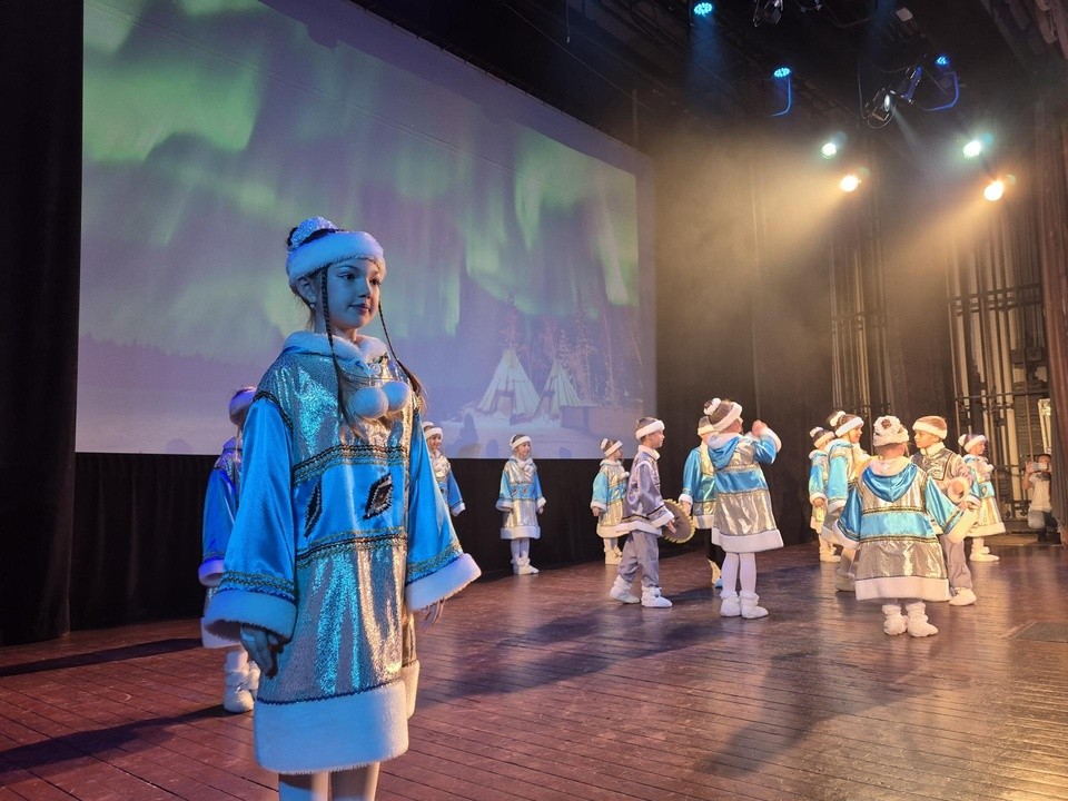 В Орехово-Зуеве юные артисты в образах эскимосов устроили зажигательные танцы