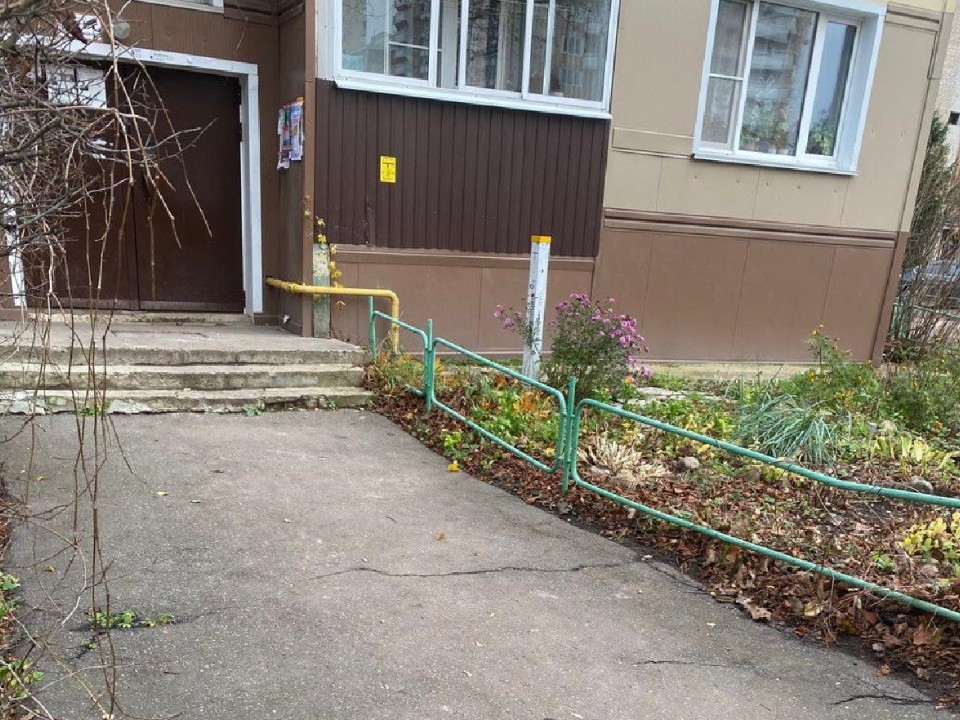 На улице Октябрьской убрали остатки крепления мусорной урны