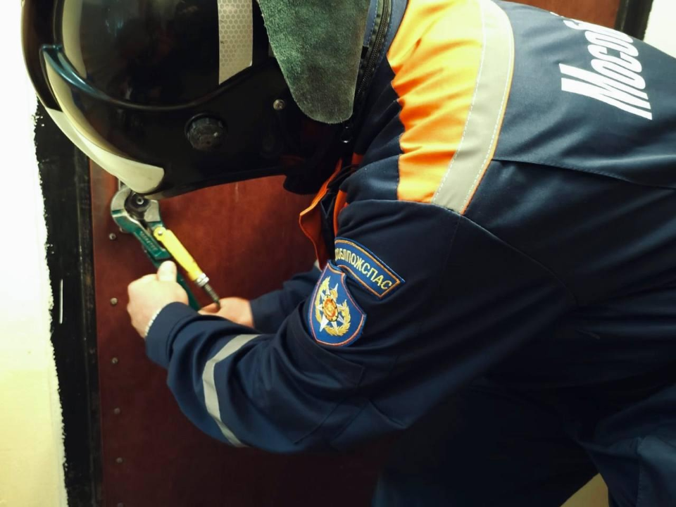 Когда муж спит крепко, а дверь закрыта: спасатели помогли женщине с ребенком открыть входную дверь, запертую изнутри