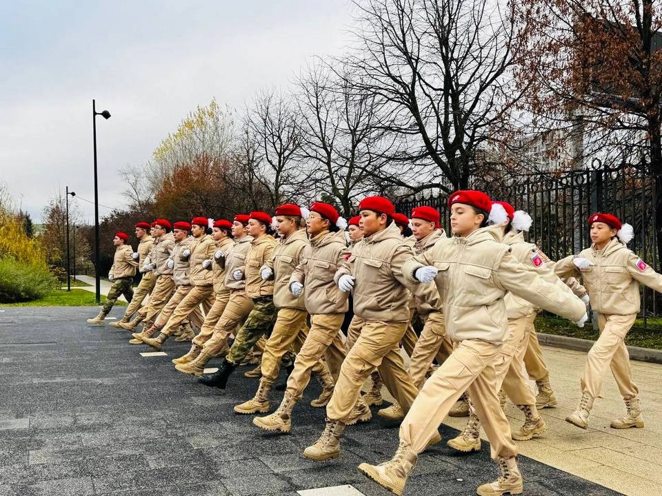 Юнармейцы прошли парадом возле мемориала на набережной Яузы в память о павших на фронтах бойцах