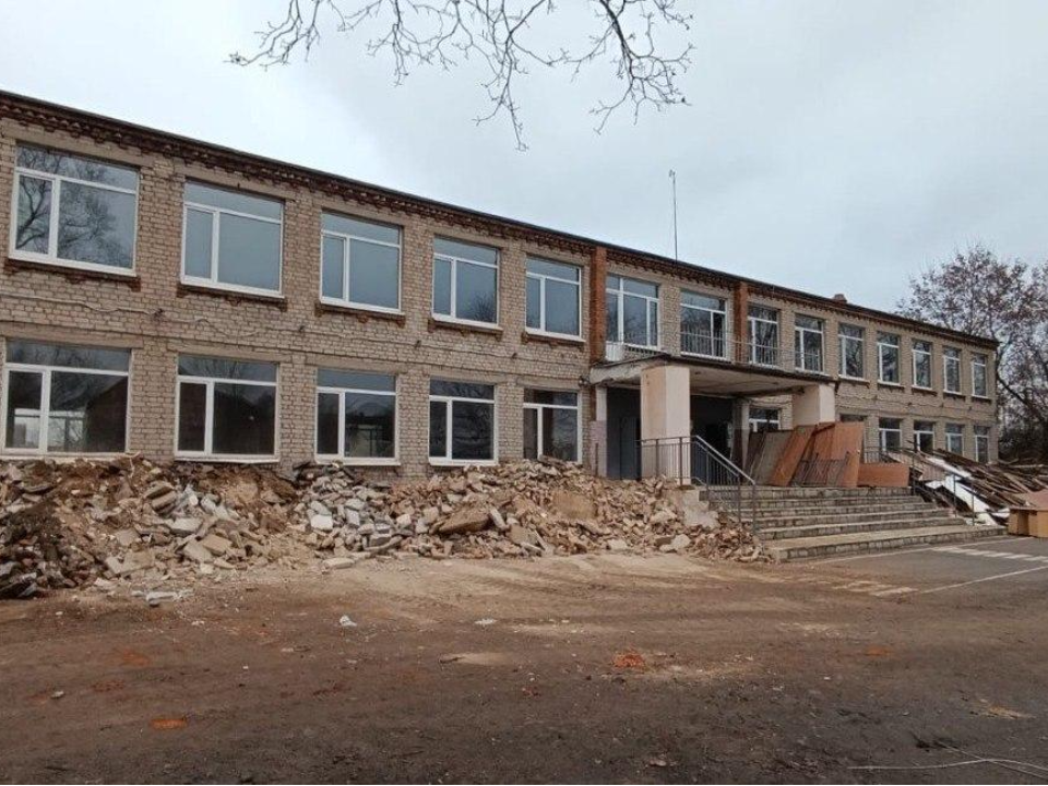 В деревне Кабаново старую школу превращают в современный кампус: новые классы, спортзал и благоустроенный двор встретят учеников уже осенью 2026 года
