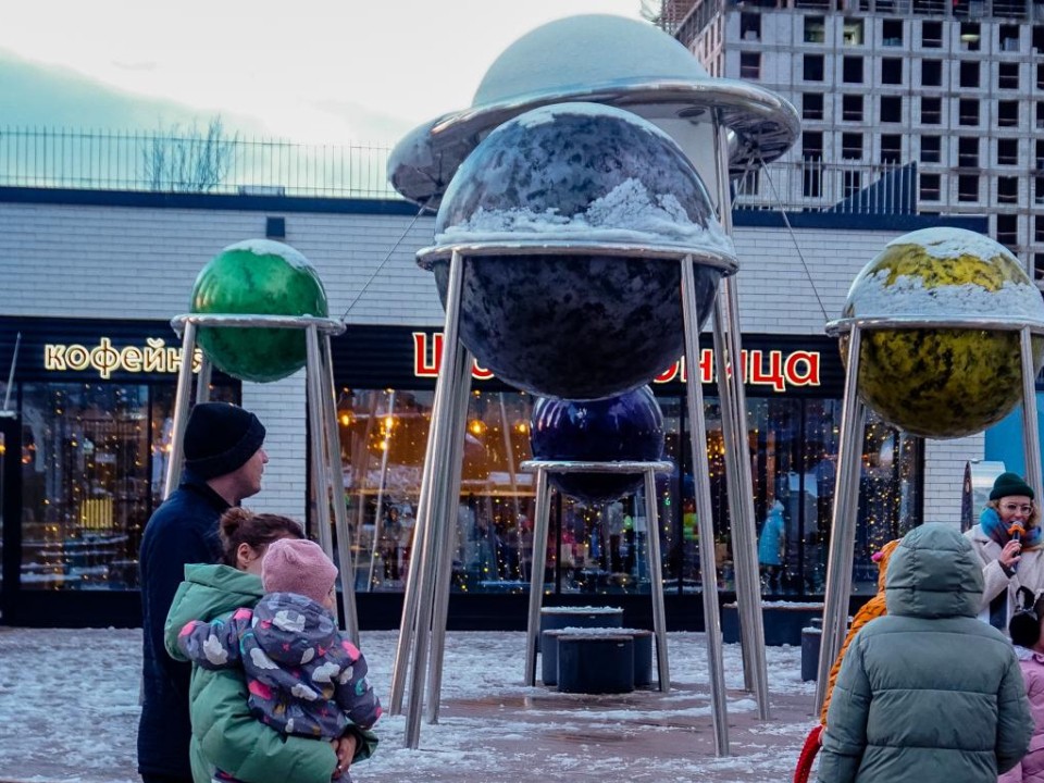 Арт-объект с характером: в ЖК Красногорска установили «Парад планет», который меняется в зависимости от настроения жителей в чате