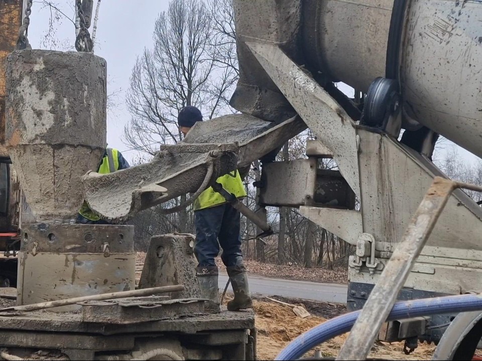 На месте будущего путепровода возле станции Черное приступили к установке свай