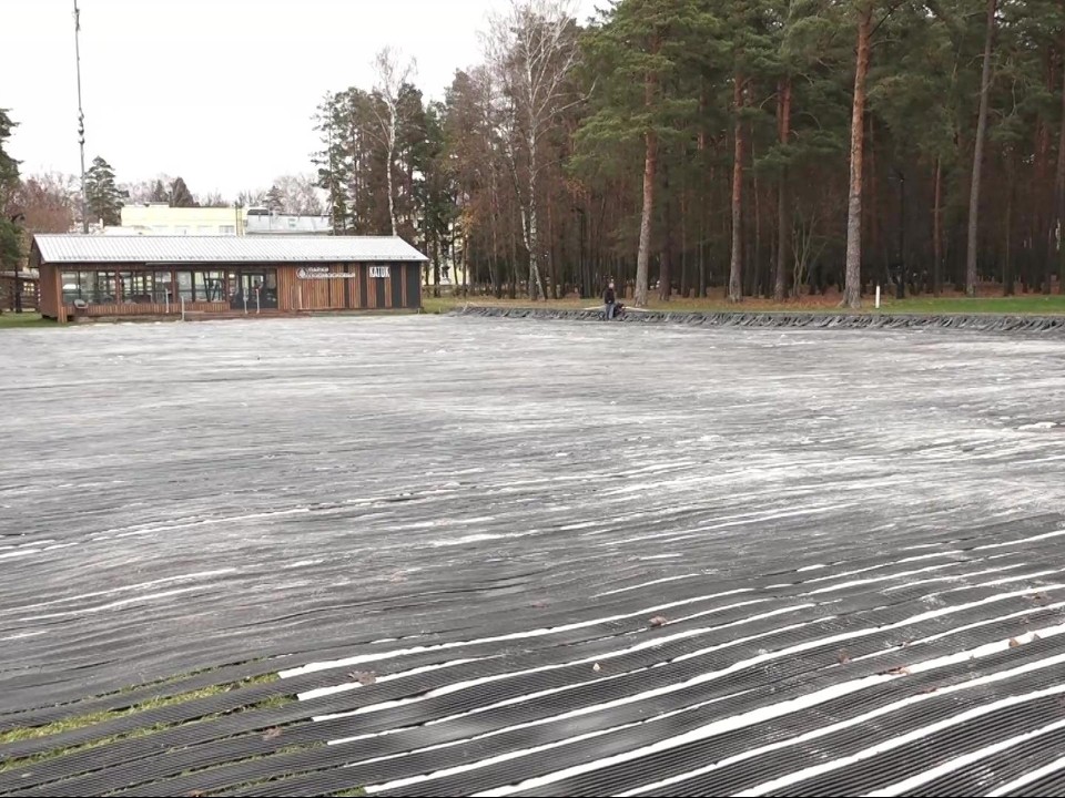 Лед на подходе: рабочие заканчивают монтаж хоккейных арен с бесплатным прокатом