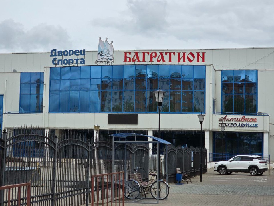 Световые консоли в цветах российского флага украсили территорию «Багратиона»