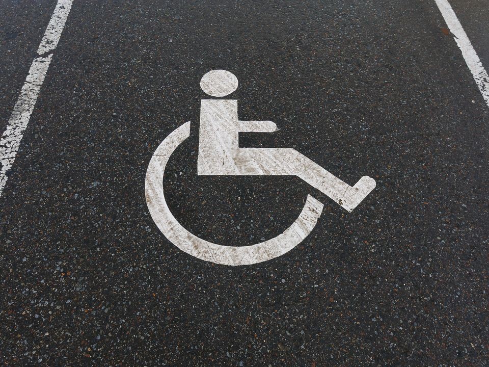 Какие льготы дает знак «Инвалид» и что грозит за его подделку автомобилистам