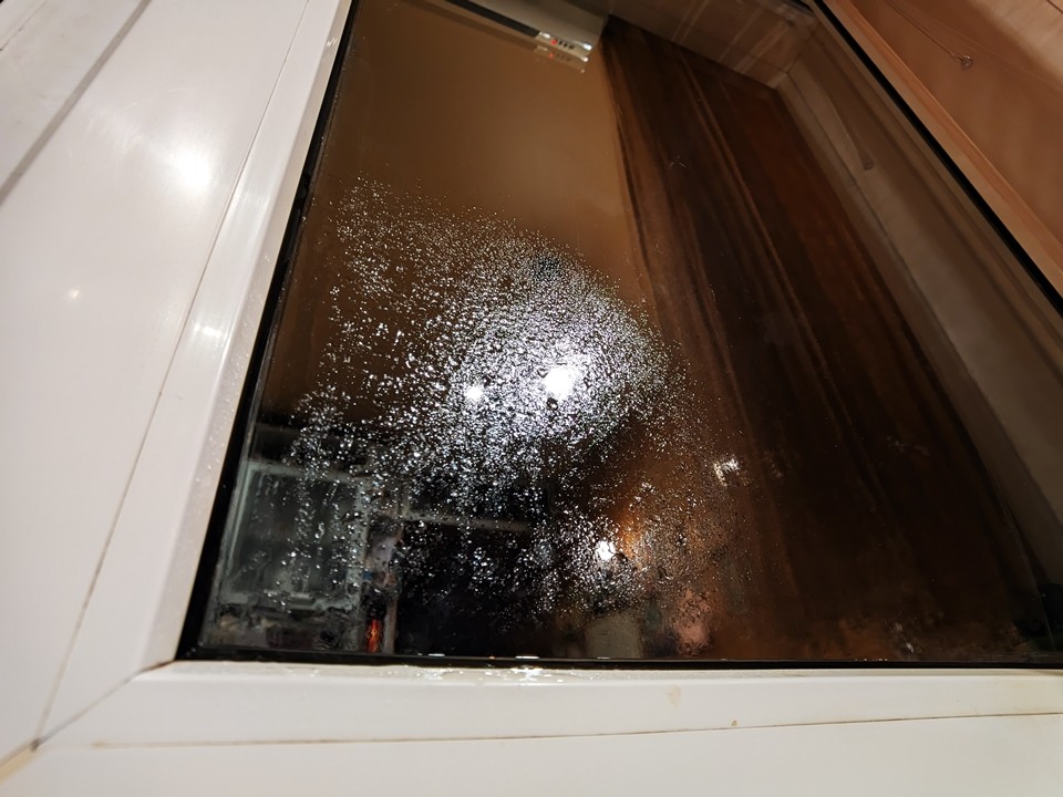 «Муж на час» рекомендует: как избавиться от «плачущих» окон