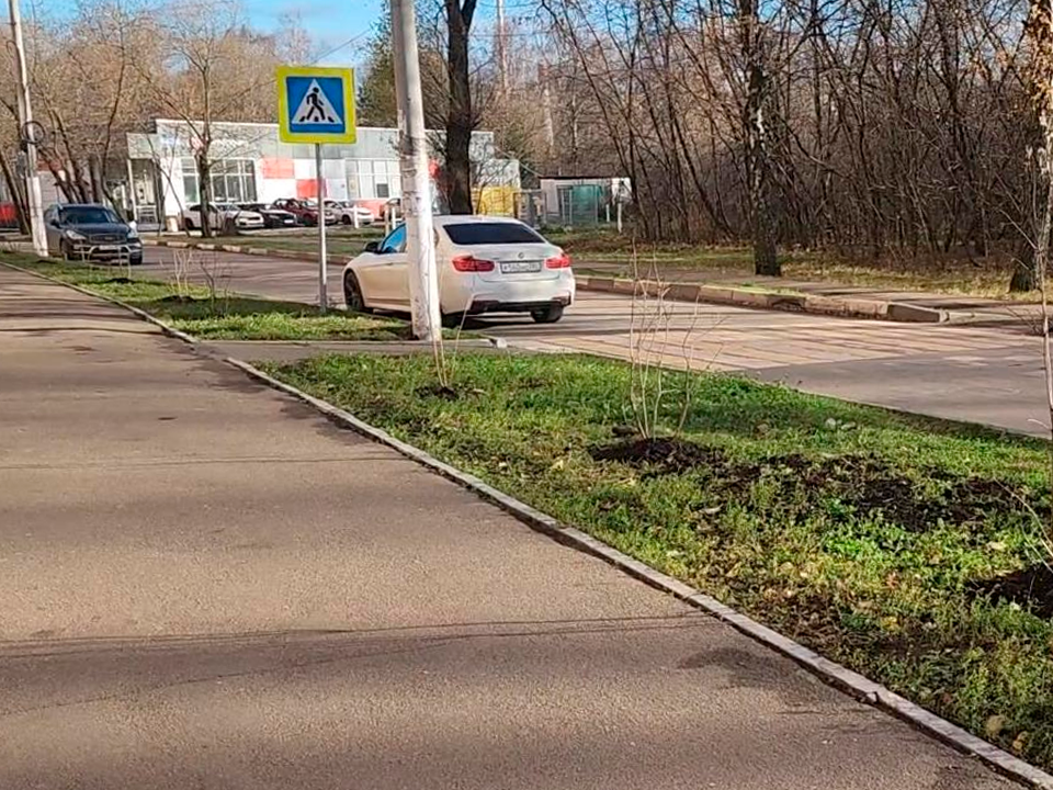 При въезде во двор дома №8 на Госпитальной улице по просьбе жителей положили новый асфальт