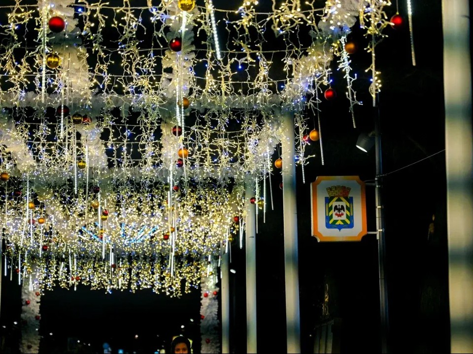 Медведи и светящиеся цифры: к празднованию Нового года готовят улицы Ленинского округа