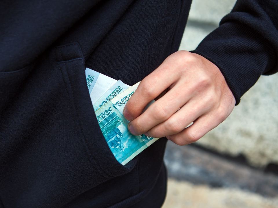 Полиция задержала 19-летнего курьера мошенников, обманувших на ₽4,8 млн пенсионера из Ногинска