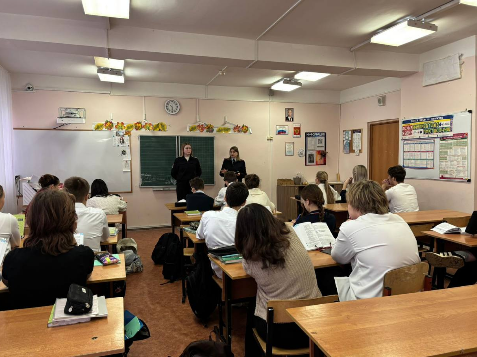 Полицейские научили можайских школьников защищаться от мошенников и соблюдать закон