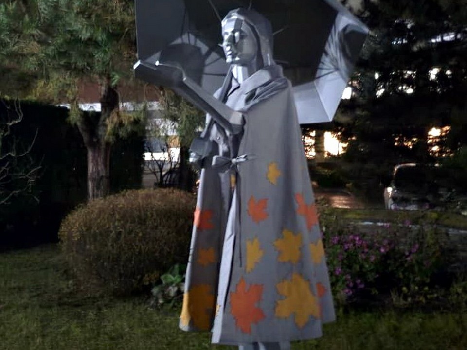 «От неожиданности стало жутковато»: фигура в длинном плаще напугала прохожих в Ногинске