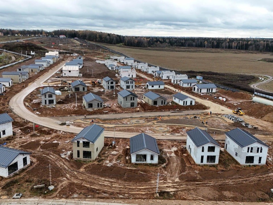 Городская прописка для коттеджа: зачем в 30 км от МКАД строят школу, коворкинг и 1300 домов