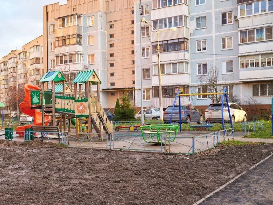 Ограничители парковки и дренаж от луж установят во дворах Вишневого бульвара