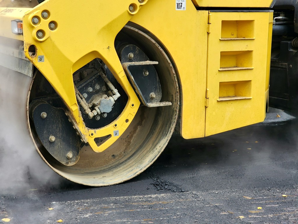 Жителей улицы Драгунского просят убрать автомобили с парковки для проведения асфальтирования