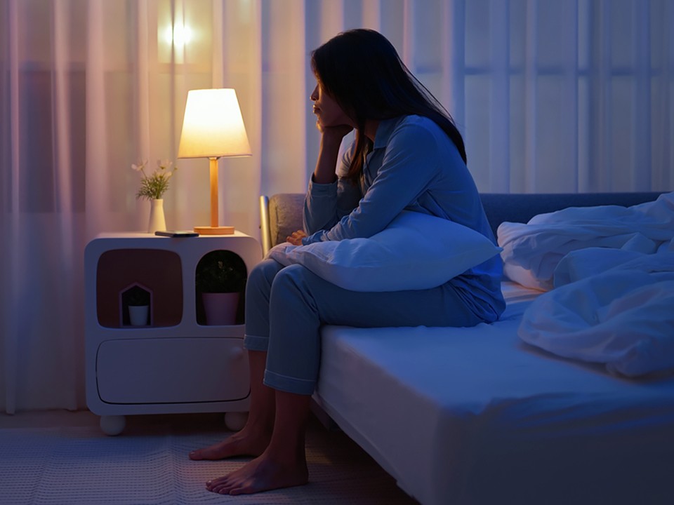 «Есть кровать, нет сна»: чем опасна зависимость от снотворного и как лечить бессонницу