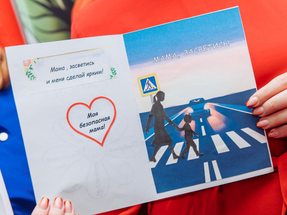 Сотрудники Госавтоинспекции напомнили мамам о безопасности