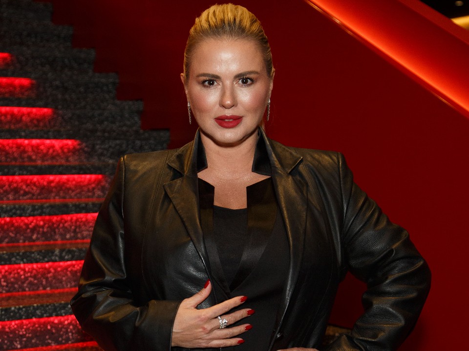 «Российская культура самая классная»: Семенович получила медаль за труды в искусстве