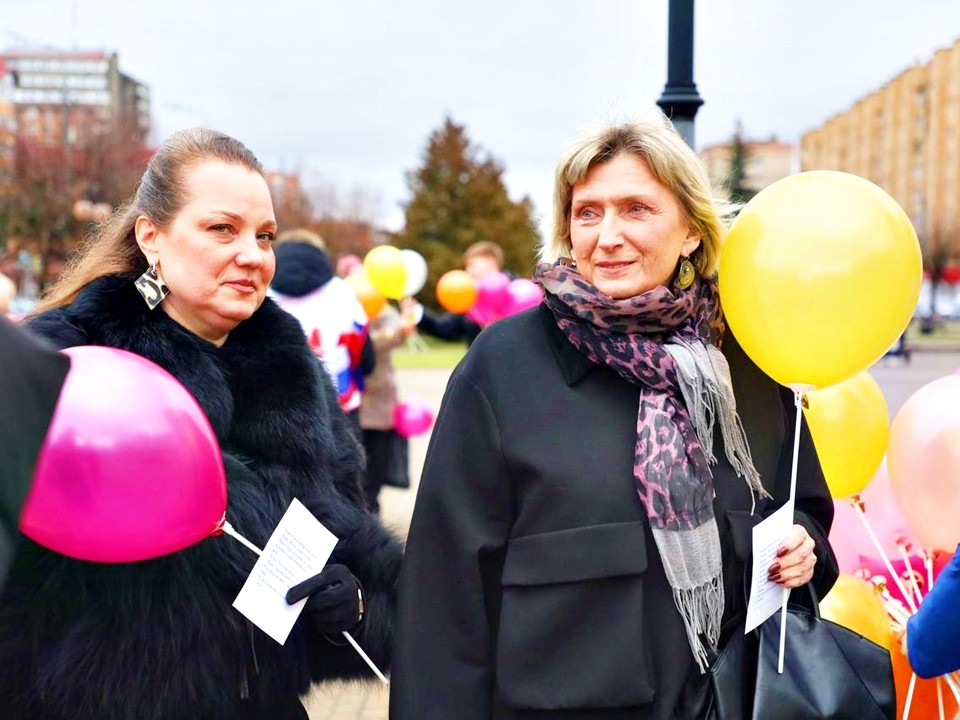 Юбилейная площадь в Серпухове стала местом трогательного праздника в честь Дня матери