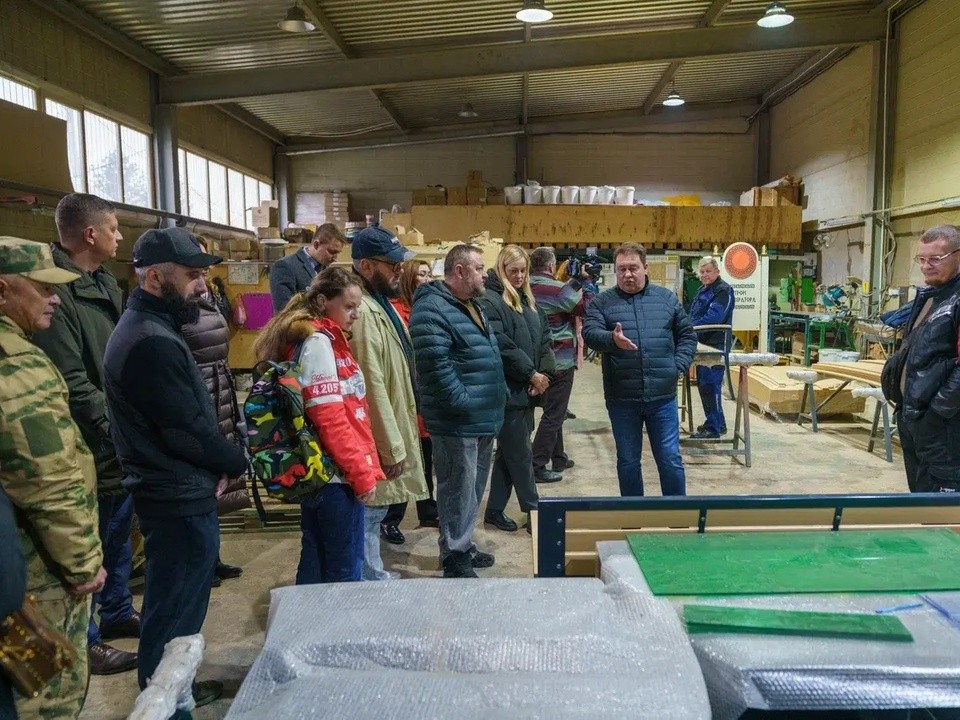 «Работа интересная»: что расскажет товарищам ветеран СВО из Домодедова после экскурсии по производству детских площадок