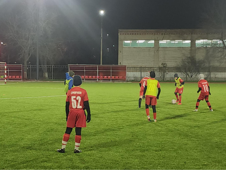 На обновленном стадионе «Труд» сыграли первый товарищеский матч