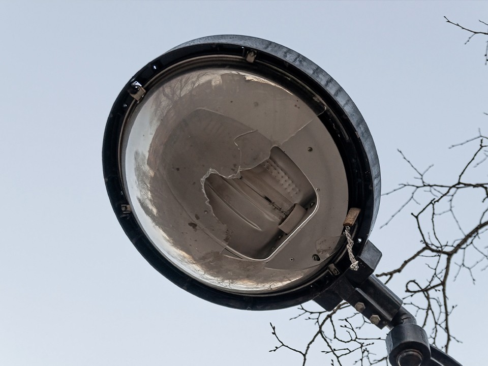 В Сергиевом Посаде ищут молодых людей, повредивших фонарный столб