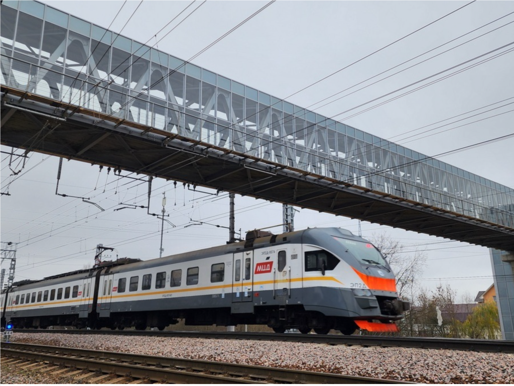 Новый надземный пешеходный переход остеклили на Кольцевой улице