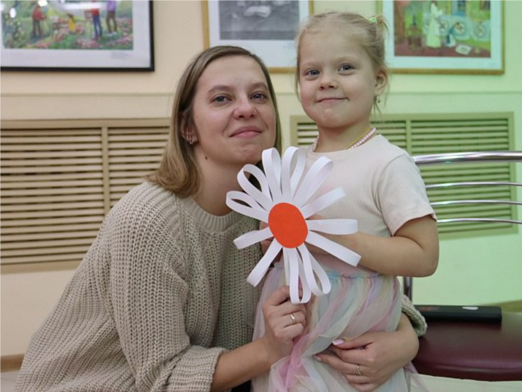 Воскресенские артисты подарили мамам праздничный концерт и уникальные цветы