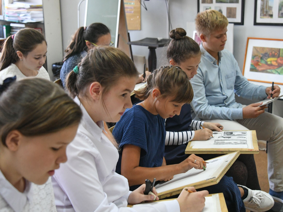 Школьников Серебряных Прудов пригласили поступить в Детскую школу искусств