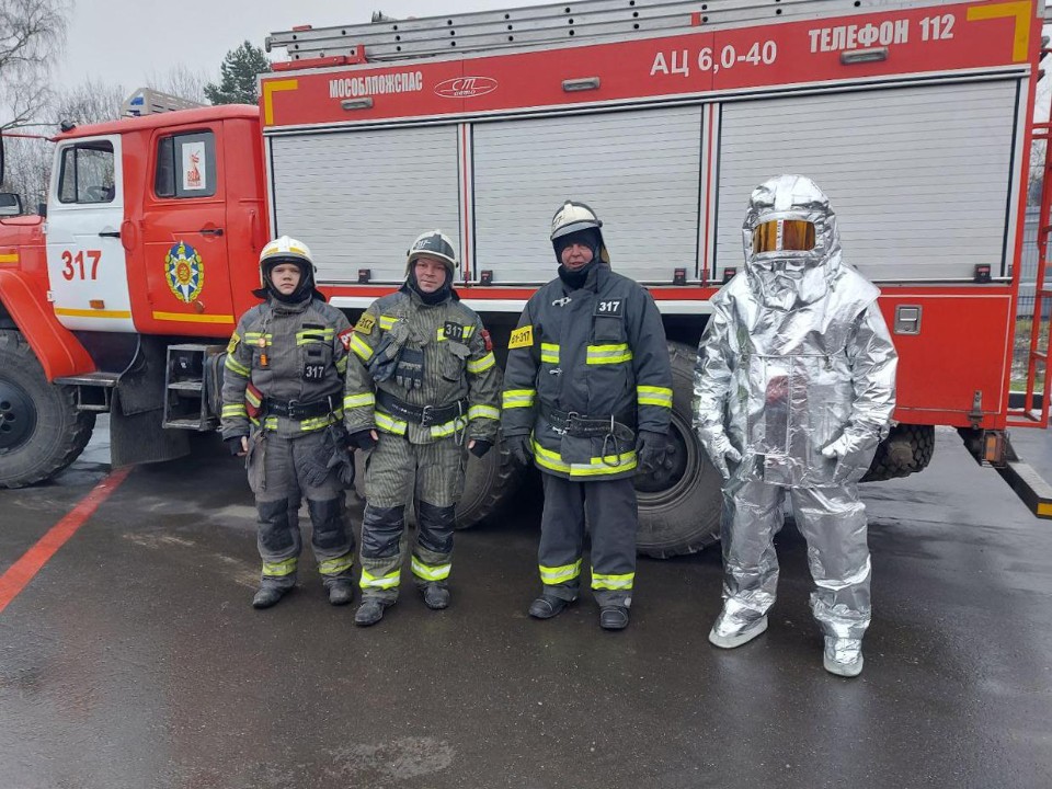 Без права на ошибку: кто и как учится тушить условный пожар в одной из самых рискованных зон аэропорта Шереметьево