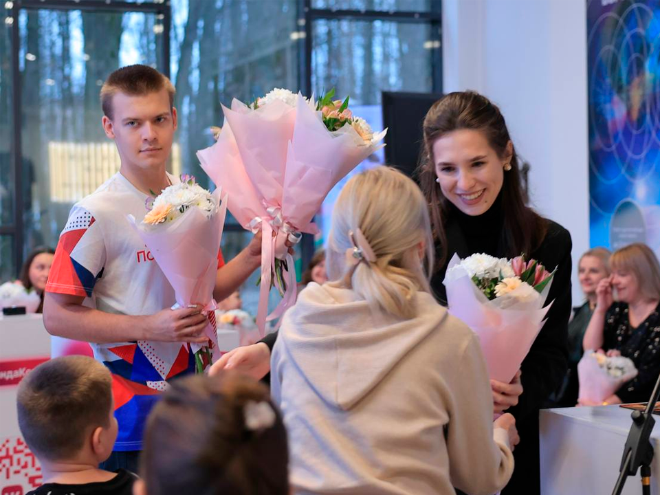 Праздник для мам с мастер-классами и цветами прошел в «Космосе»