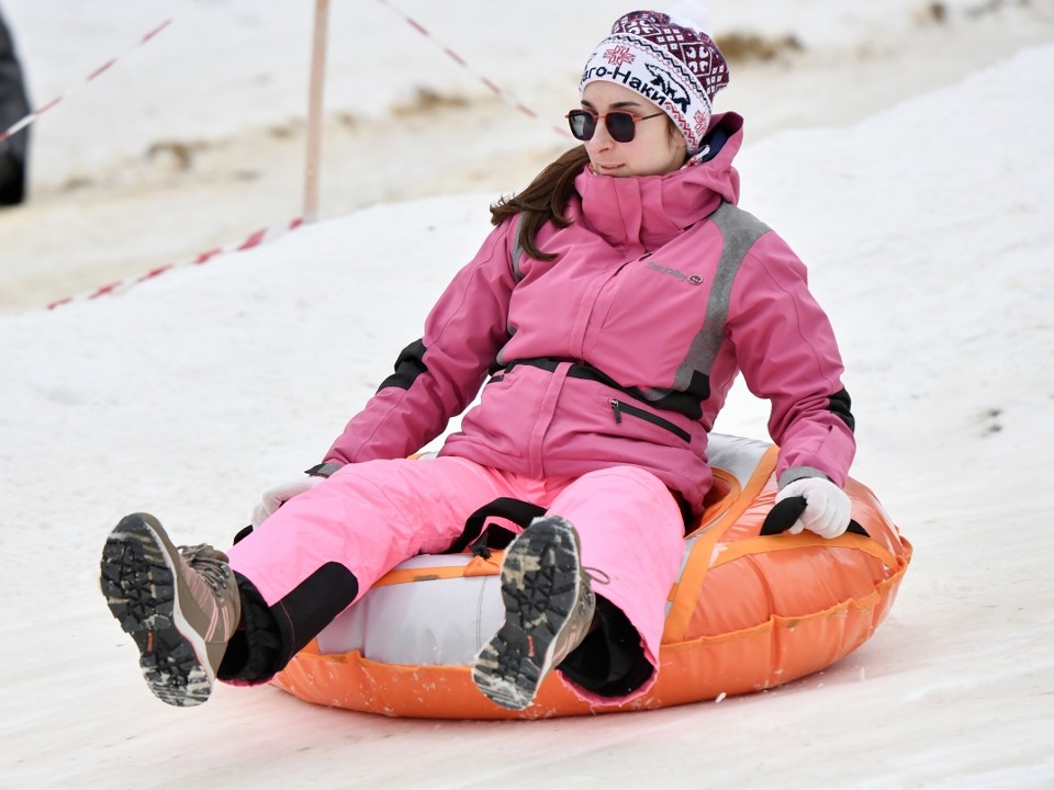 В парках Подмосковья к зимнему сезону подготовили 42 тюбинговые горки