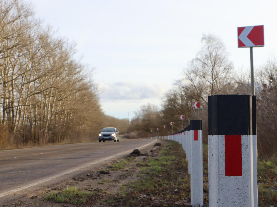 На ключевой дороге округа установили катафоты и светоотражающие столбики