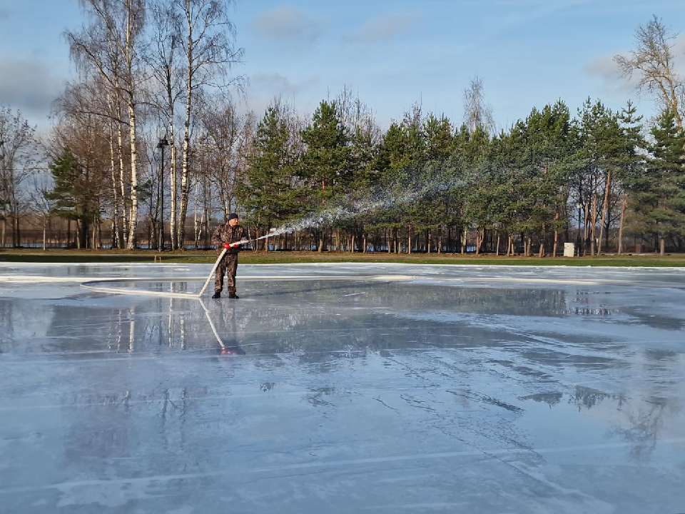 Катки в Дубне готовят к открытию: лед заливают по новой технологии