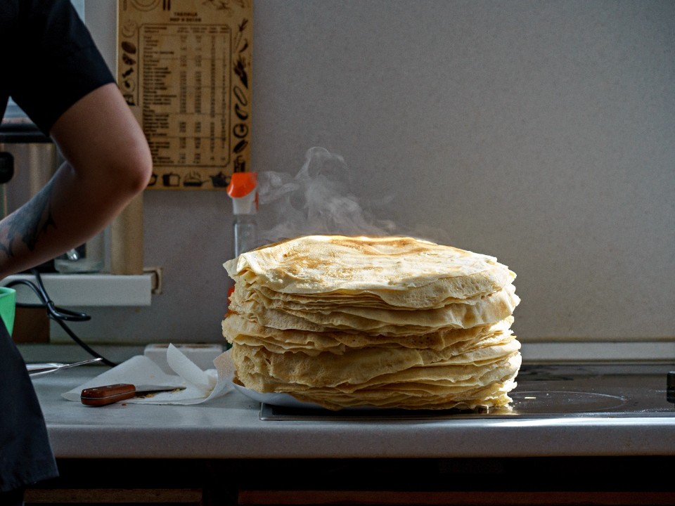 Домашние блины и откровения о страхах: глава округа приняла участие в кулинарном шоу