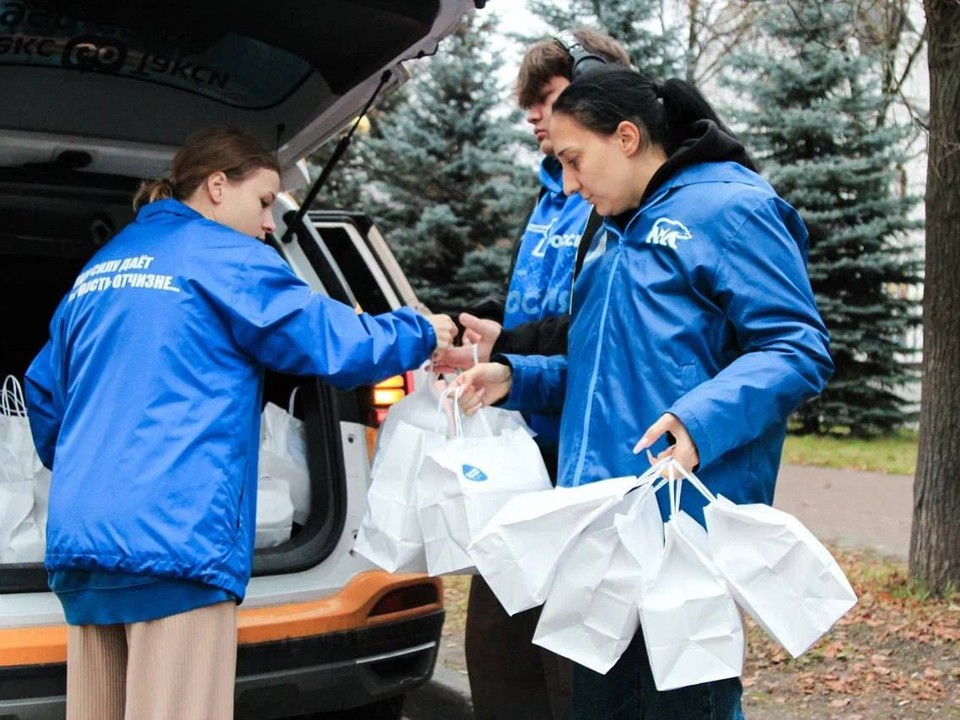 Более ста порций блинов передали щелковские волонтеры в военный госпиталь
