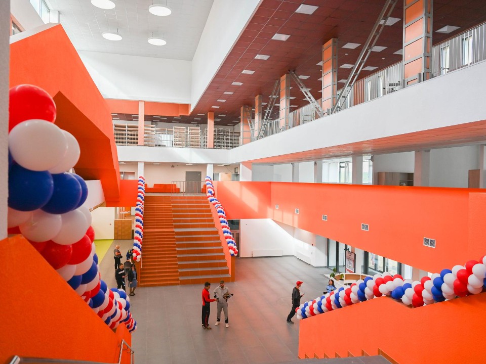 Ленинский округ без очередей: где построили новые школы, детсады и медцентры в 2025 году